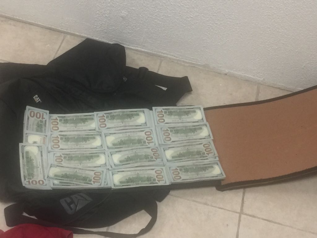 Detienen a pareja de colombianos con 225 mil dólares en el AICM