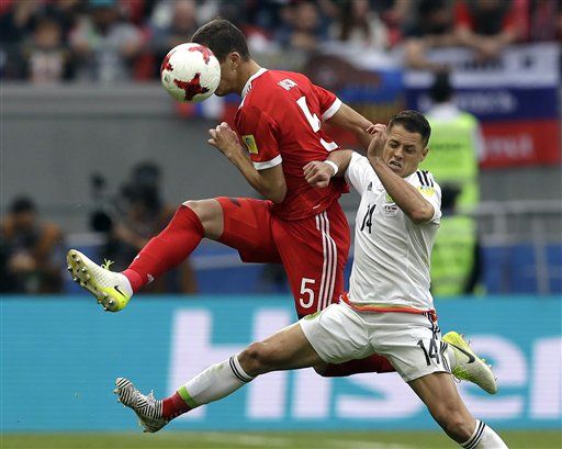 Chicharito y Diego Reyes entrenan separados de la selección - AP223465333951