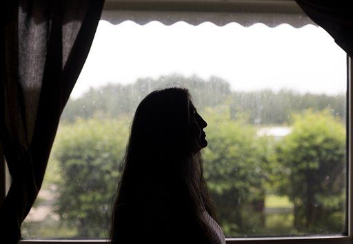 Obligan a mujer violada a declarar encadenada en Canadá