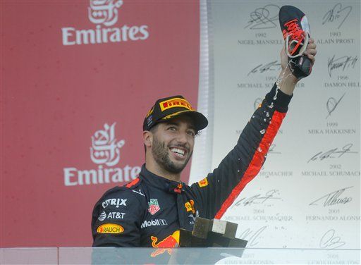 Daniel Ricciardo gana un accidentado Gran Premio de Azerbaiyán - AP754983188488