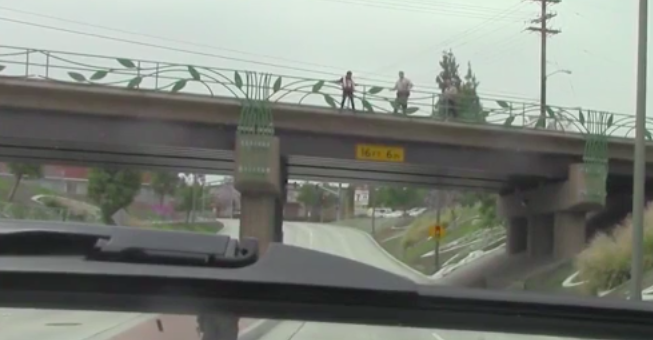 #Video Policías rescatan a adolescente suicida