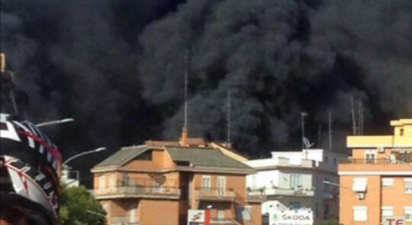 #Video Incendio en Roma consume 50 vehículos