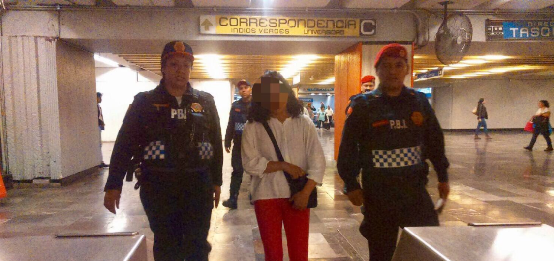 Policías evitan que mujer salte a las vías del Metro