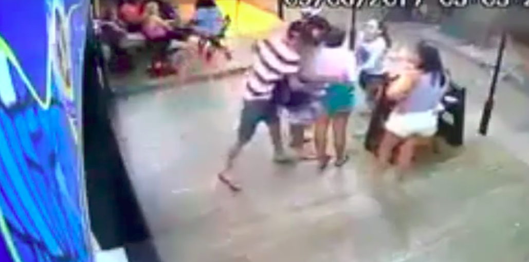 #Video Intenta acuchillar a su ex pareja y casi lo linchan