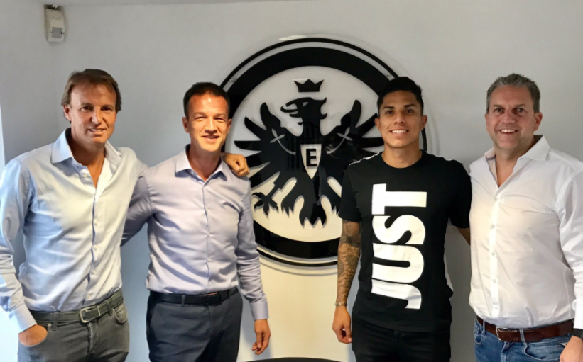 Carlos Salcedo jugará con el Eintracht Frankfurt