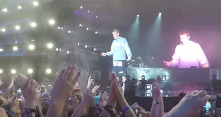 #Video Arrojan botella a Justin Bieber tras negarse a cantar ‘Despacito’