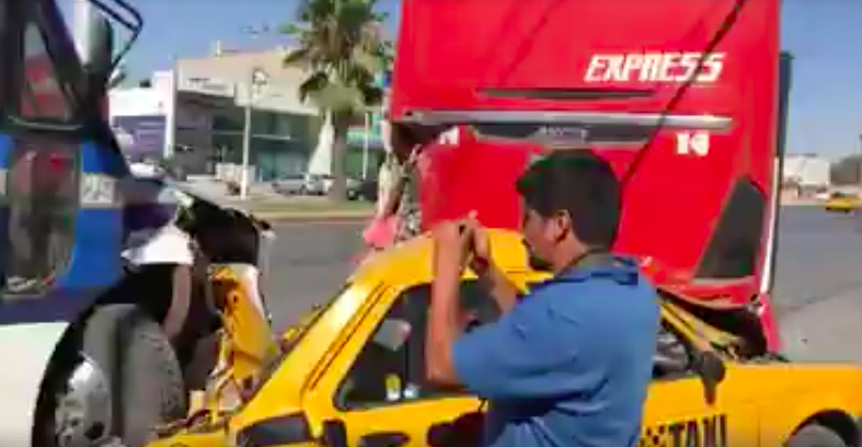 Taxi queda prensado entre dos camiones en Saltillo