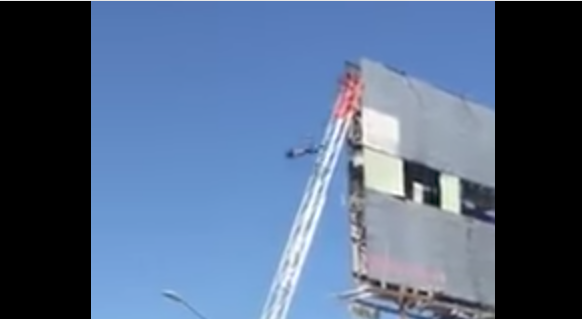 #Video Hombre se arroja de espectacular en Sonora