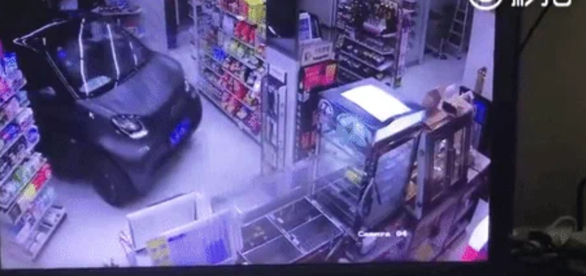 #Viral Conductor en China entra a tienda con todo y coche