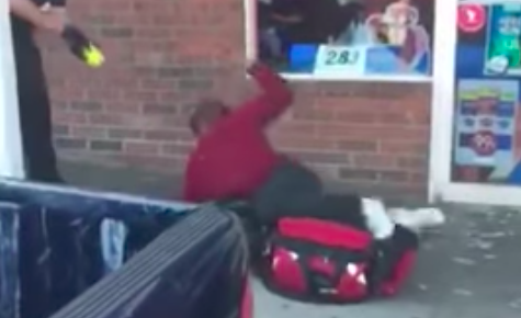 #Video Hombre intoxicado intenta morder a policías