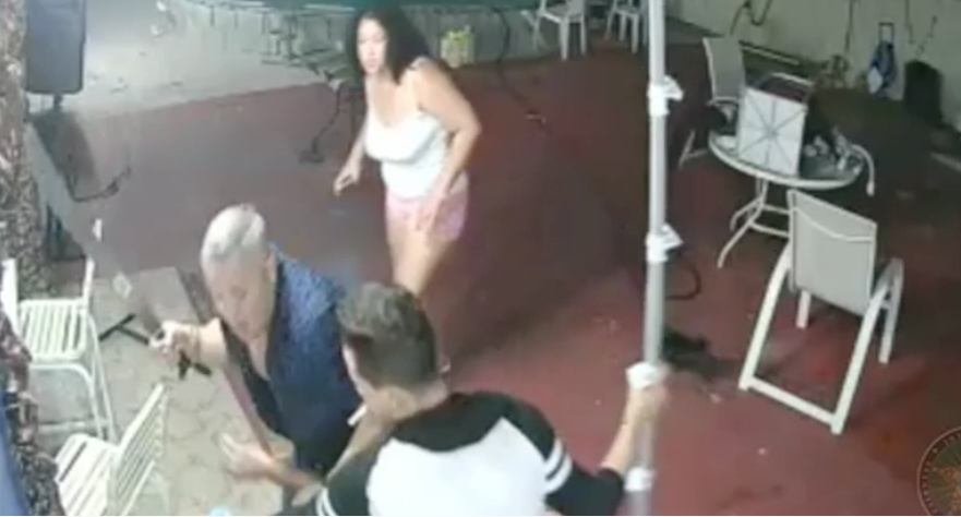 #Video Hombre ahuyenta a ladrones con un machete