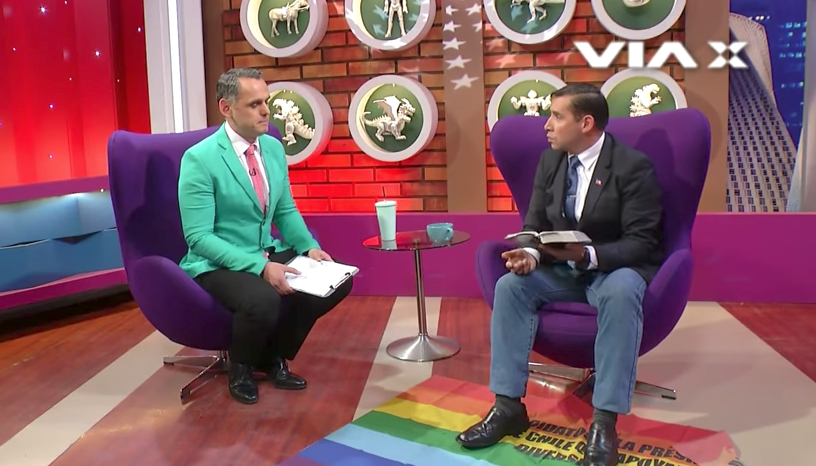 #Video Pastor evangélico pisotea la bandera LGBT en programa de televisión