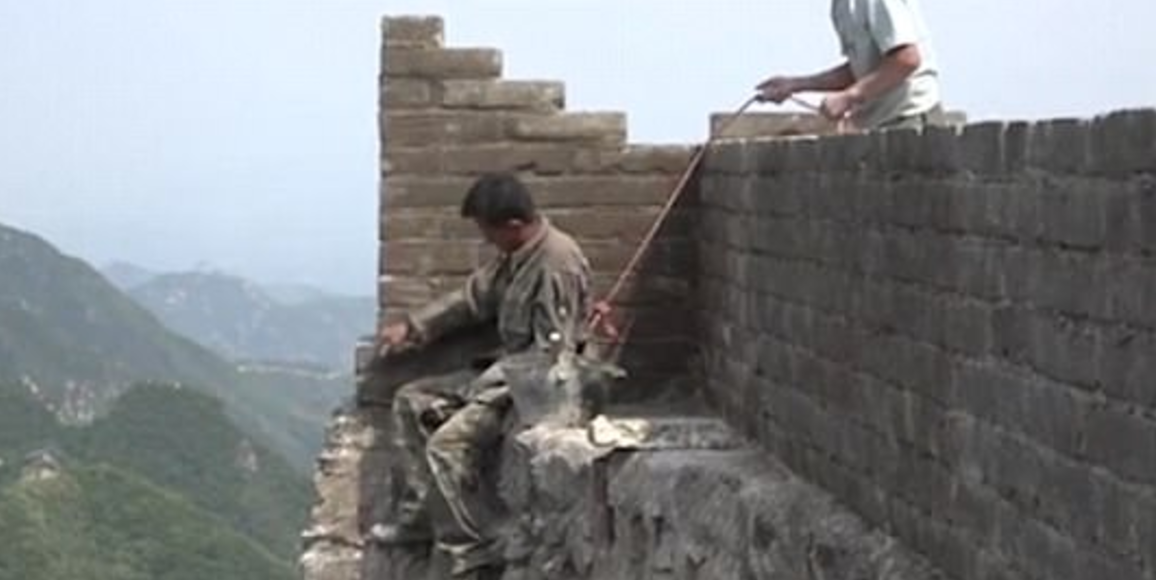 #Video Trabajadores arriesgan su vida para conservar la Gran Muralla China