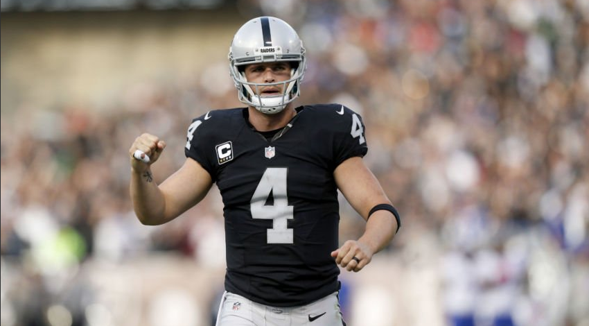 Raiders convierten a Derek Carr en el mejor pagado de la NFL
