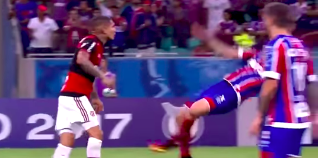 #Video Futbolista finge agresión y el árbitro lo expulsa