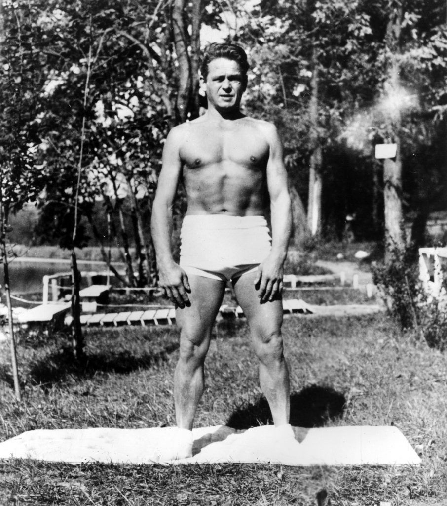Pilates Matwork: elonga tu cuerpo - Joseph-Pilates-1-906x1024