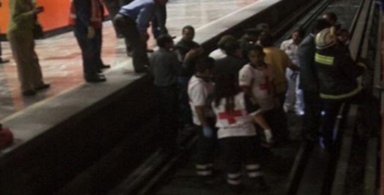 Cae comerciante ciego a vías del Metro