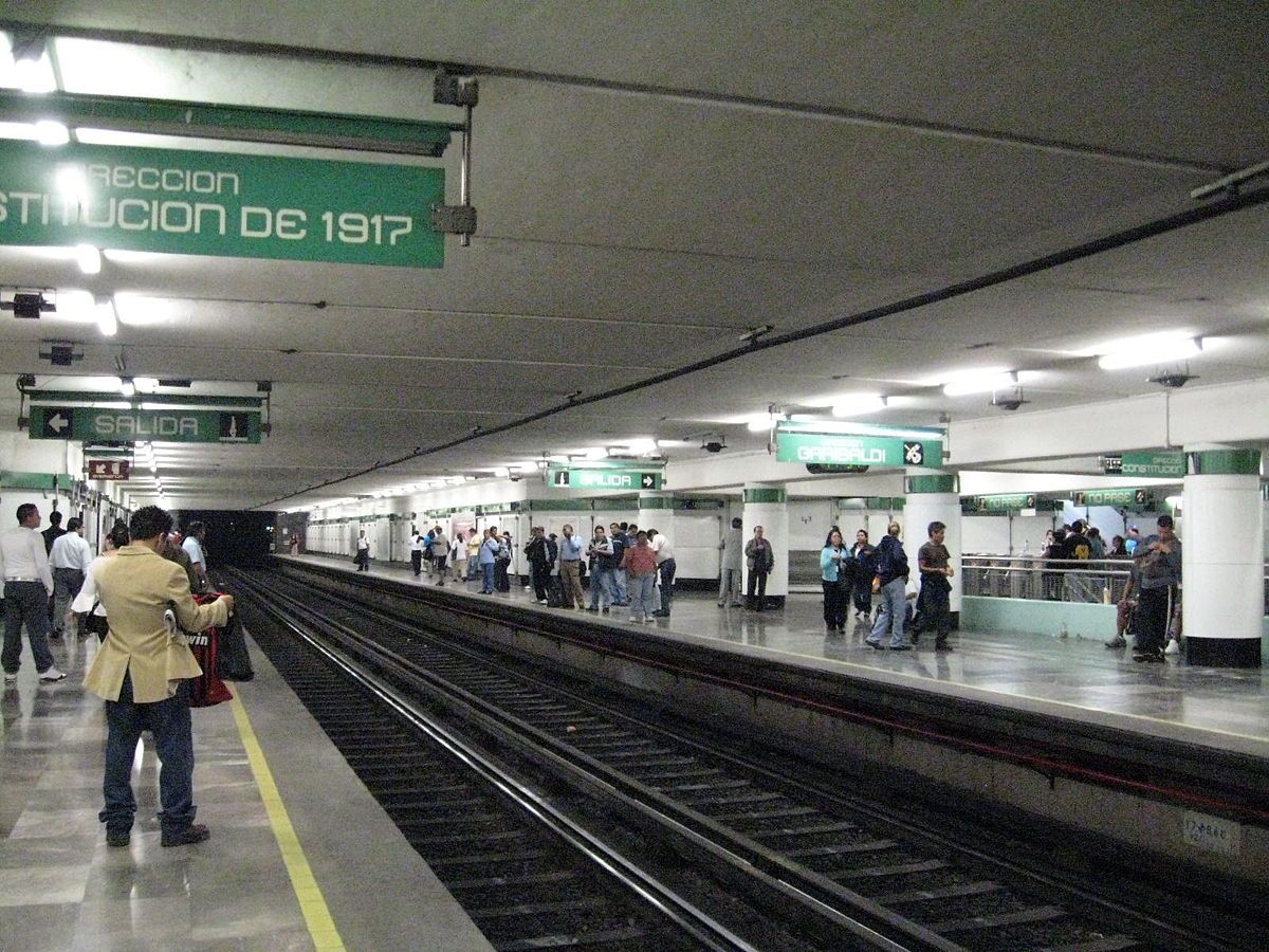 Mueren dos personas por infarto en Metro y Metrobús