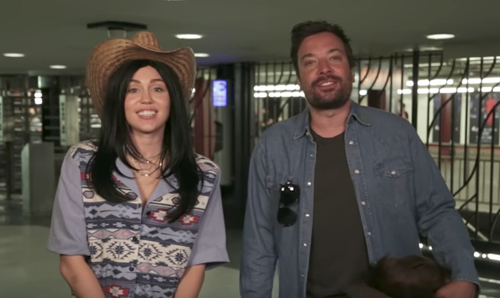 #Video Miley Cyrus actua de incógnito en el Metro de Nueva York