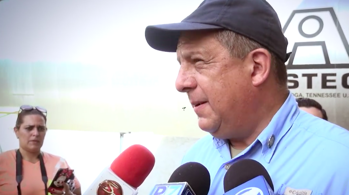 #VIRAL Presidente de Costa Rica come avispa durante entrevista