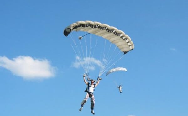 #Video Compra paracaídas en internet y se avienta de balcón para probarlo