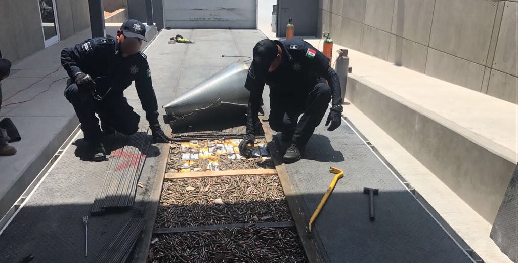 Aseguran 19 armas y 100 mil cartuchos escondidos en camión en Sonora