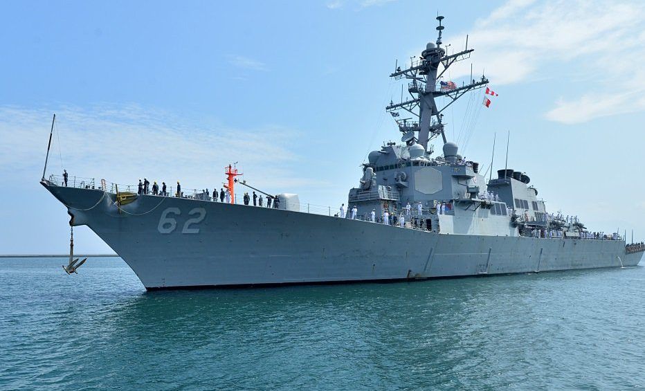 Destructor de la Marina de EE.UU. choca contra buque filipino en Japón