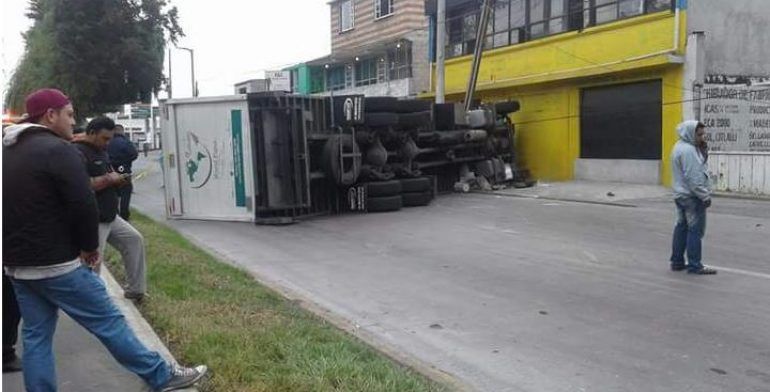 Volcadura de tráiler deja dos heridos en Toluca - VOLCADURA-TOLLOCAN-2