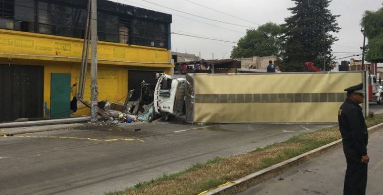 Volcadura de tráiler deja dos heridos en Toluca