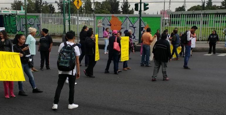 Vecinos de Chinanpac bloquean cruce de Periférico Oriente y Eje 5 Sur
