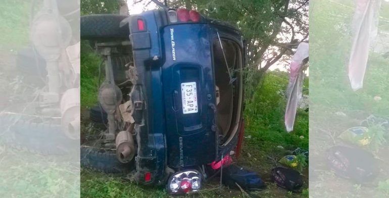 Volcadura de camioneta en Oaxaca deja tres muertos y cinco heridos