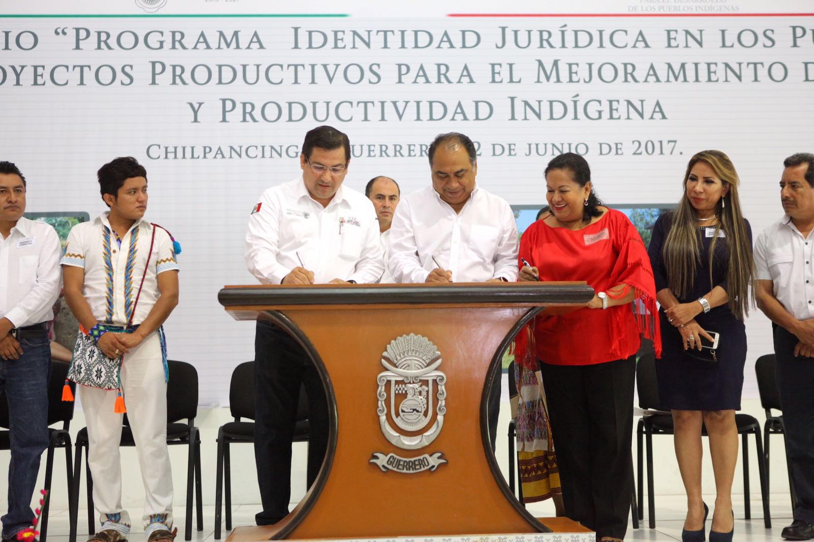 Firma Astudillo Flores convenio de colaboración con los pueblos indigenas