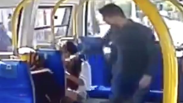 #Video Hombre agrede a mujer por usar bermudas en el Ramadán