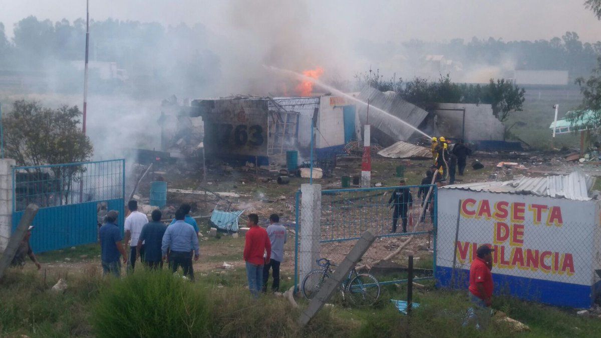 Explosión en mercado de cohetes en el Estado de México deja al menos dos heridos