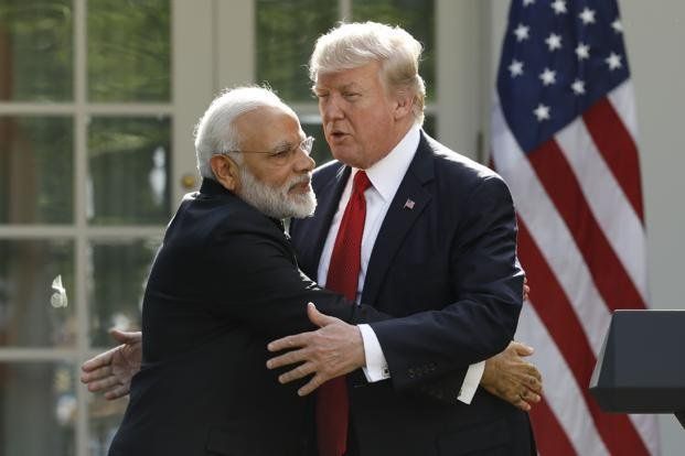 Incómodo abrazo entre Trump y el presidente de India