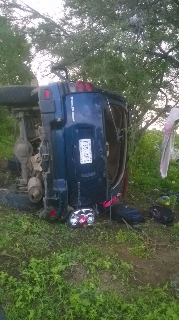 Volcadura deja ocho heridos en Oaxaca