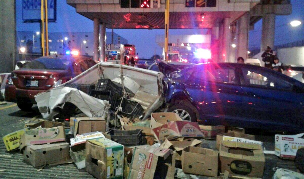 Tráiler sin frenos choca en la Autopista México-Puebla y deja cinco heridos Tráiler sin frenos choca en la Autopista México-Puebla y deja cinco heridos