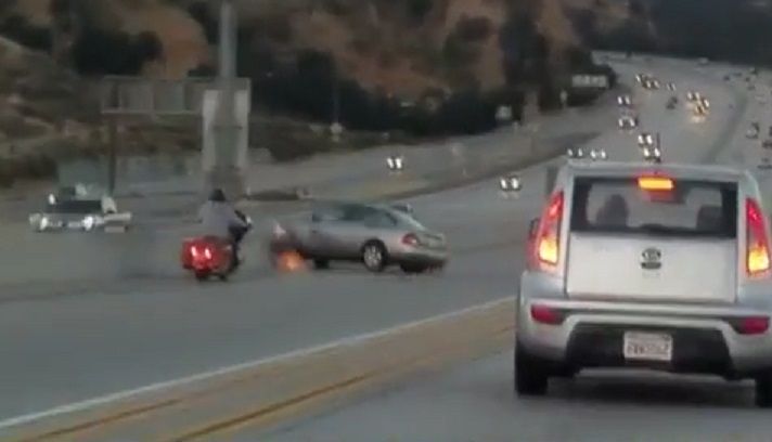 #Video Discusión provoca accidente en autopista de Los Ángeles