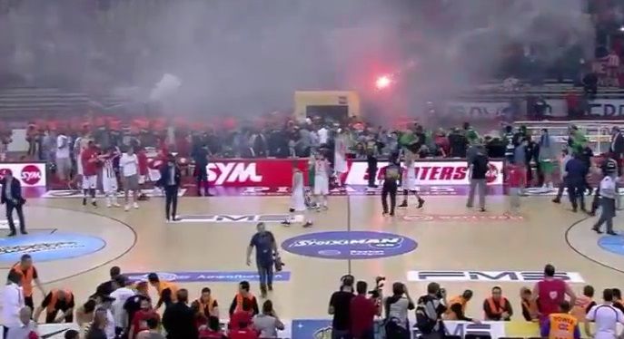 #Video Aficionados lanzan bengalas a equipo rival tras derrota