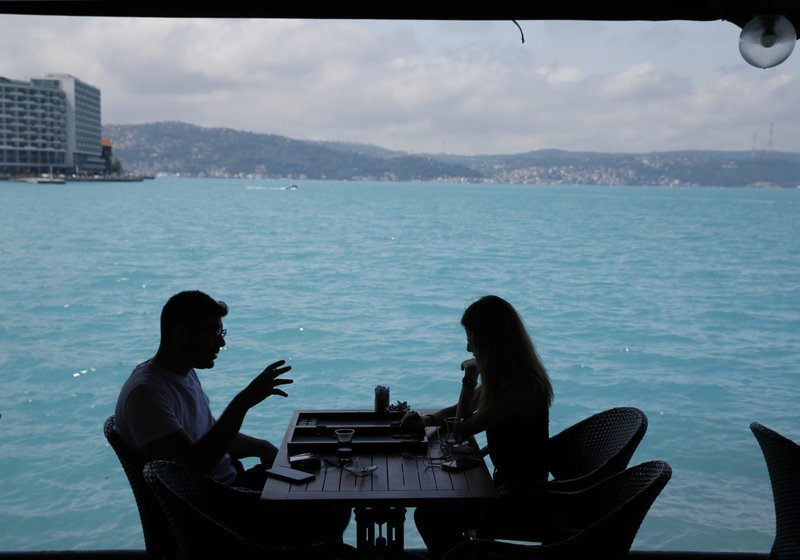 Microorganismos tiñen de turquesa las aguas de Turquía