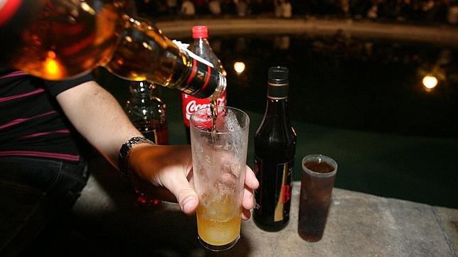EE.UU. advierte a turistas de alcohol adulterado en México - alcohol-menores-de-edad2