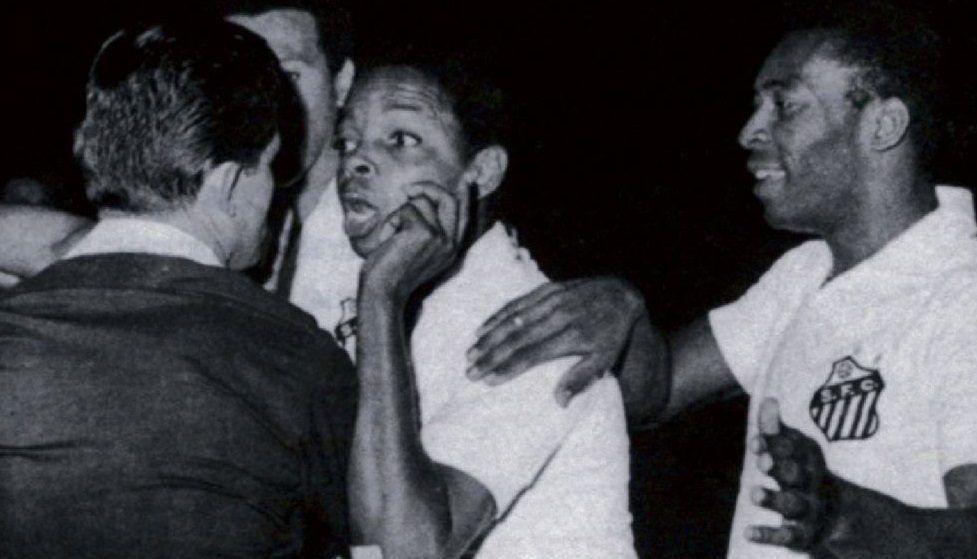 Muere árbitro que expulsó a Pelé en 1968