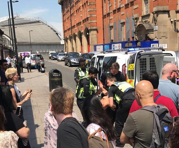 #Video Arrestan a un hombre armado en estación del tren en Londres