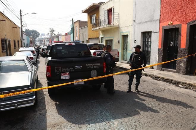 Hombre mata a sus dos hijos, hiere a un tercero y a su esposa