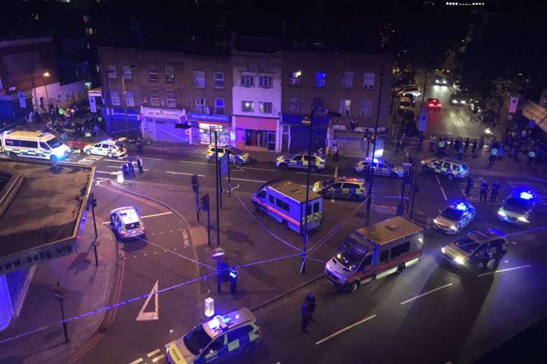 Vehículo atropella a varios peatones en Londres