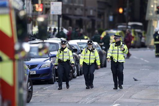 Agresores del Puente de Londres llevaban cinturones bomba falsos: Policía