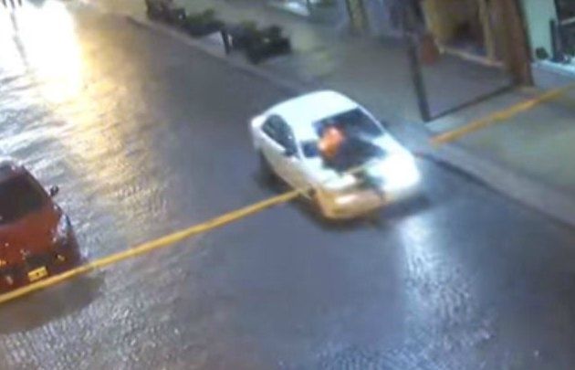 Video: hombre arrastra a policía para evitar control policiaco en Argentina