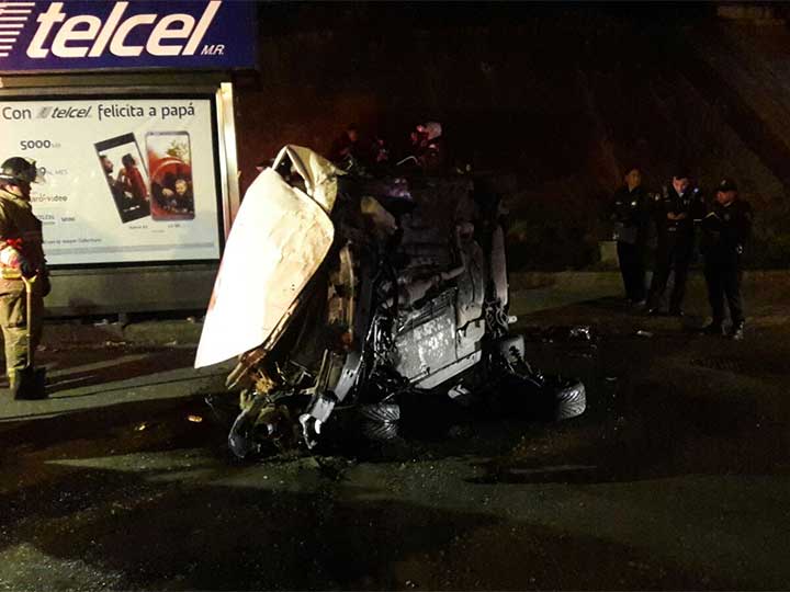 Auto cae 15 metros de puente en la Autopista México-Toluca - auto-autopista-puente