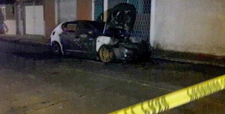 Encuentran dos cadáveres dentro de un vehículo en Ecatepec