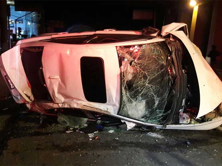 Auto cae 15 metros de puente en la Autopista México-Toluca